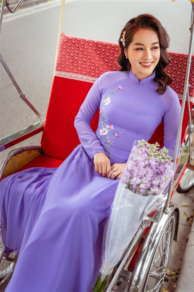 MC Minh Hương Vàng Anh chia tay hàng hiệu, áo dài dạo phố-7