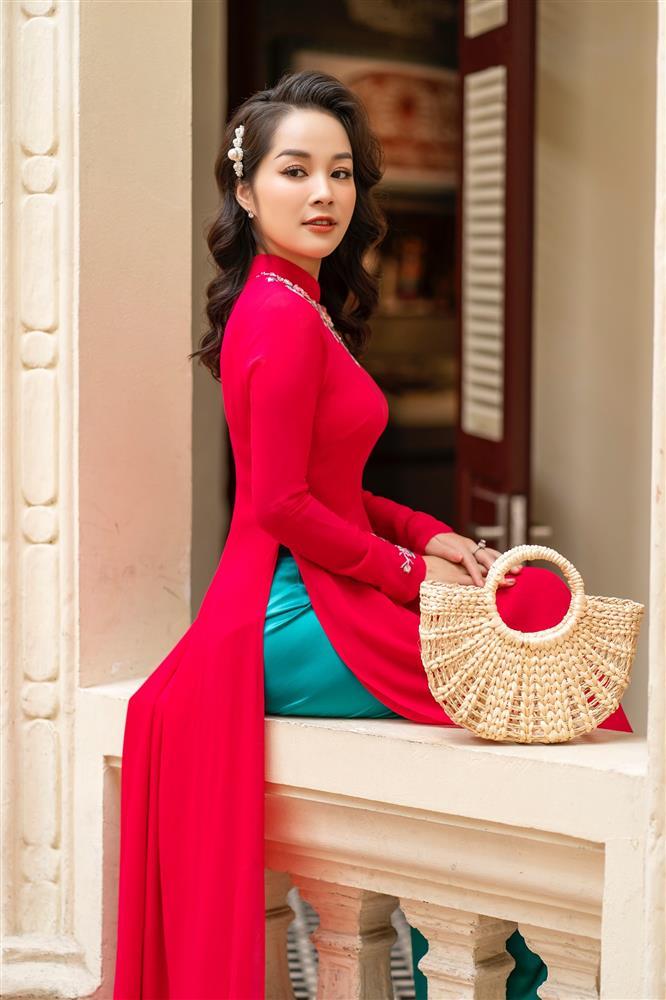 MC Minh Hương Vàng Anh chia tay hàng hiệu, áo dài dạo phố-9