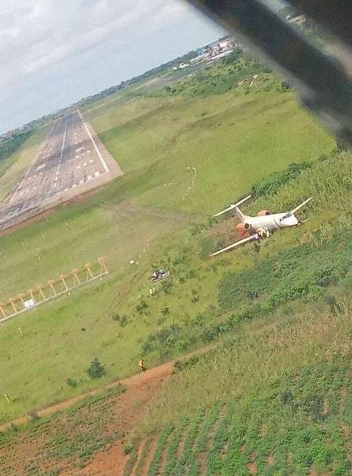 Máy bay chạy quá đường băng, hạ cánh bằng bụng xuống ruộng ngô-1