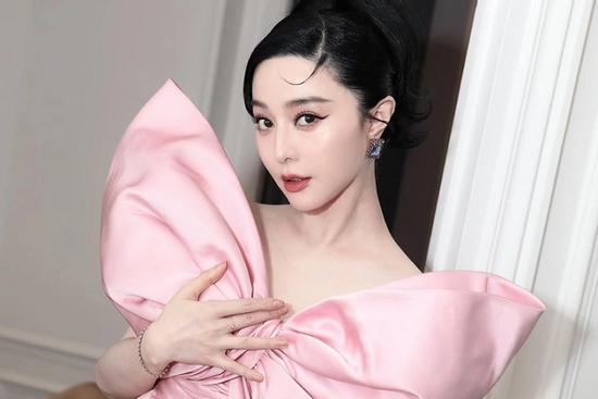 Phạm Băng Băng 'tắc kè hoa' chiếm sóng truyền thông quốc tế