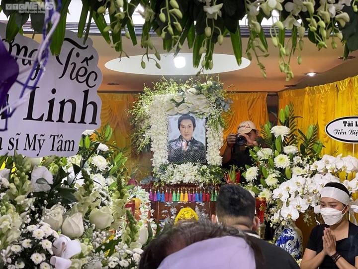 Khán giả lớn tuổi bắt 3 chuyến xe, vượt 70 km tiễn đưa NSƯT Vũ Linh-1