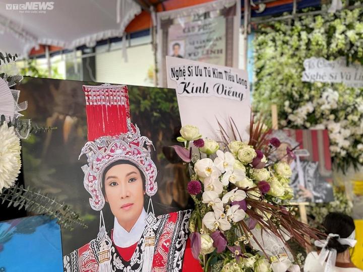 Khán giả lớn tuổi bắt 3 chuyến xe, vượt 70 km tiễn đưa NSƯT Vũ Linh-2