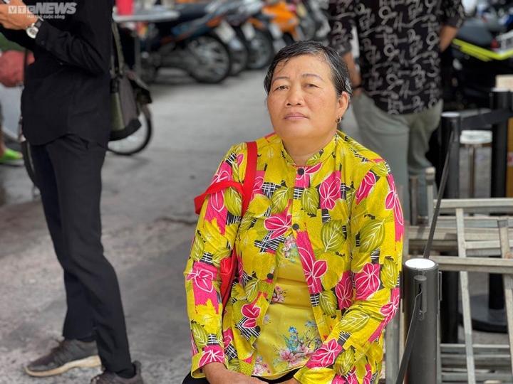 Khán giả lớn tuổi bắt 3 chuyến xe, vượt 70 km tiễn đưa NSƯT Vũ Linh-3