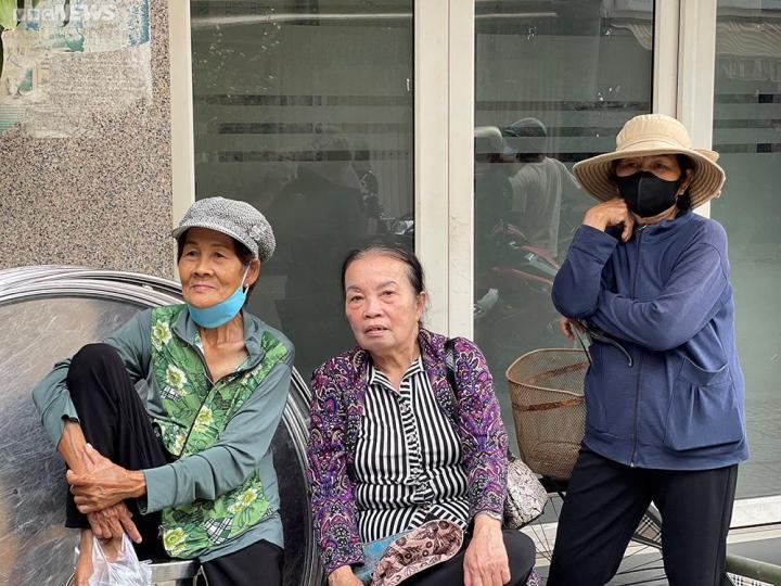 Khán giả lớn tuổi bắt 3 chuyến xe, vượt 70 km tiễn đưa NSƯT Vũ Linh-4