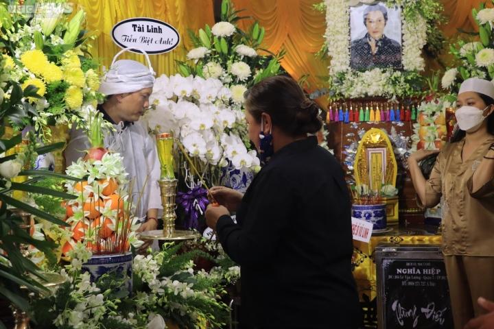 Khán giả lớn tuổi bắt 3 chuyến xe, vượt 70 km tiễn đưa NSƯT Vũ Linh-5