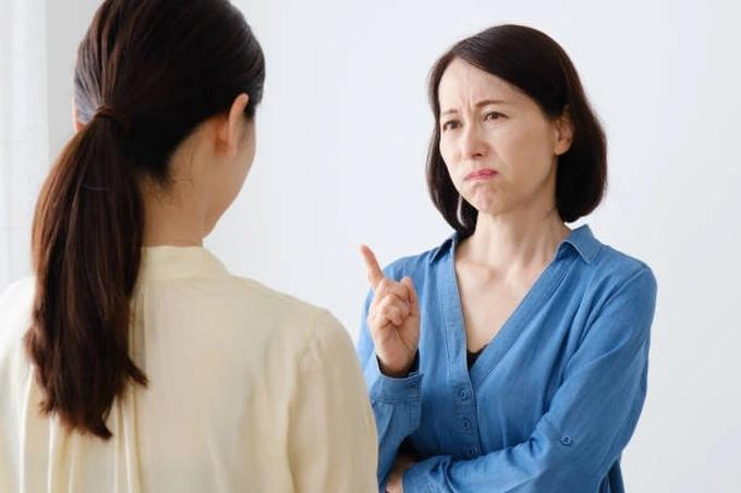 Con dâu nhiều lần thoải mái ngủ trên giường của vợ chồng tôi-1