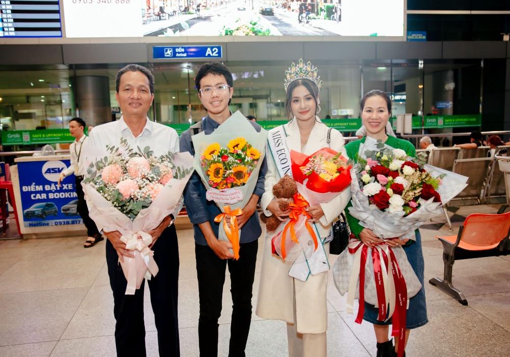 Hoa hậu Môi trường Thế giới Thanh Hà rạng rỡ về nước-4