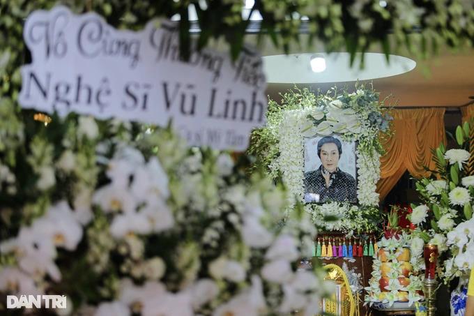 Tang lễ Vũ Linh: YouTuber, TikToker túc trực livestream gây nhốn nháo-1