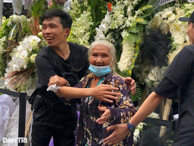 Tang lễ Vũ Linh: YouTuber, TikToker túc trực livestream gây nhốn nháo-12