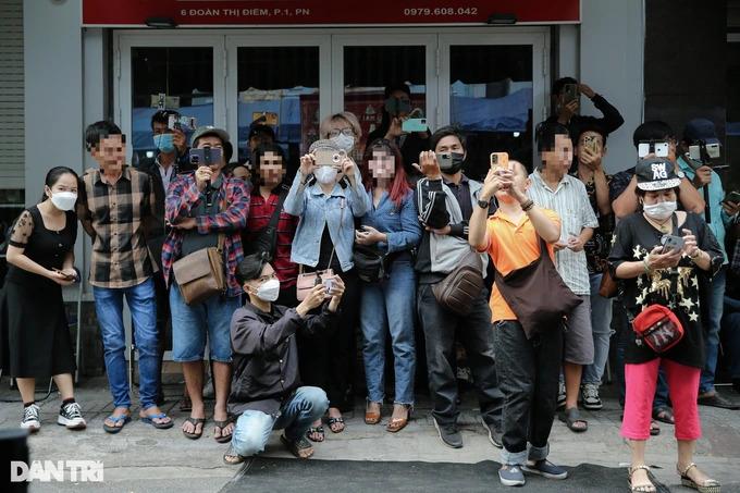 Tang lễ Vũ Linh: YouTuber, TikToker túc trực livestream gây nhốn nháo-2