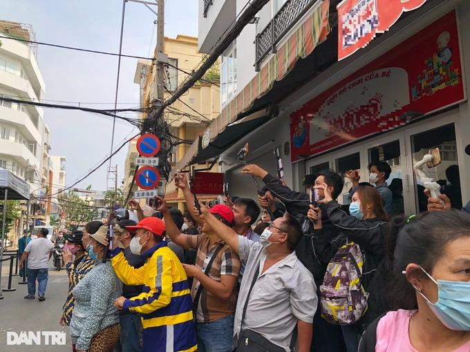 Tang lễ Vũ Linh: YouTuber, TikToker túc trực livestream gây nhốn nháo-3