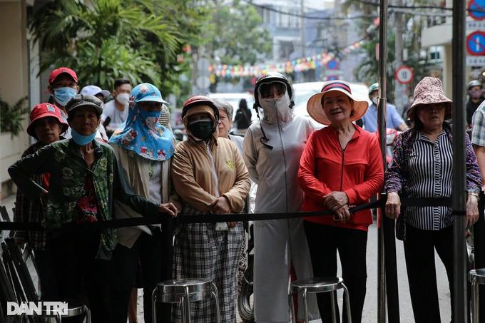 Tang lễ Vũ Linh: YouTuber, TikToker túc trực livestream gây nhốn nháo-4