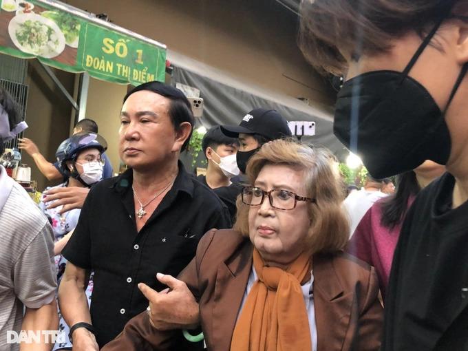 Tang lễ Vũ Linh: YouTuber, TikToker túc trực livestream gây nhốn nháo-6