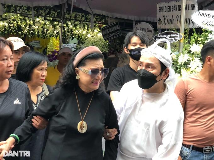 Tang lễ Vũ Linh: YouTuber, TikToker túc trực livestream gây nhốn nháo-7