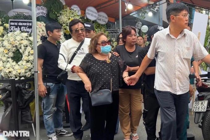 Tang lễ Vũ Linh: YouTuber, TikToker túc trực livestream gây nhốn nháo-8