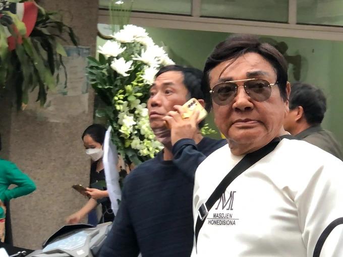 Tang lễ Vũ Linh: YouTuber, TikToker túc trực livestream gây nhốn nháo-9