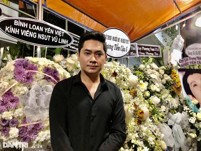 Tang lễ Vũ Linh: YouTuber, TikToker túc trực livestream gây nhốn nháo-15