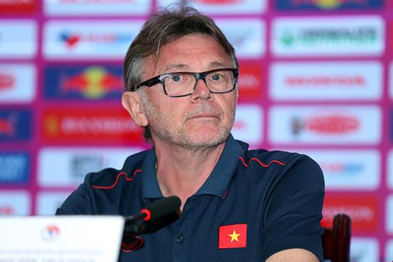 HLV Philippe Troussier: 'Quang Hải cần thêm thời gian ở Pháp'
