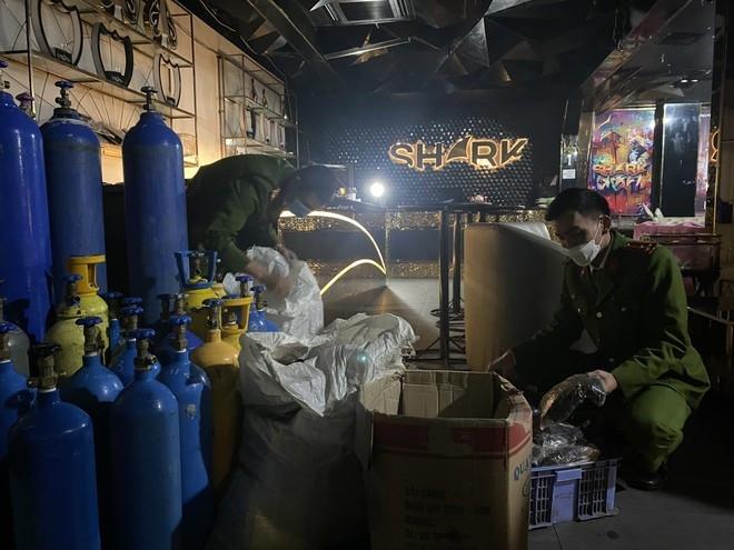 Quán bar Shark đục tường nhà vệ sinh nữ cất giấu bóng cười-1