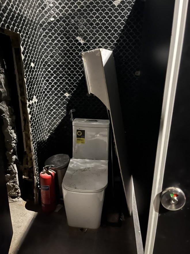 Quán bar Shark đục tường nhà vệ sinh nữ cất giấu bóng cười-2