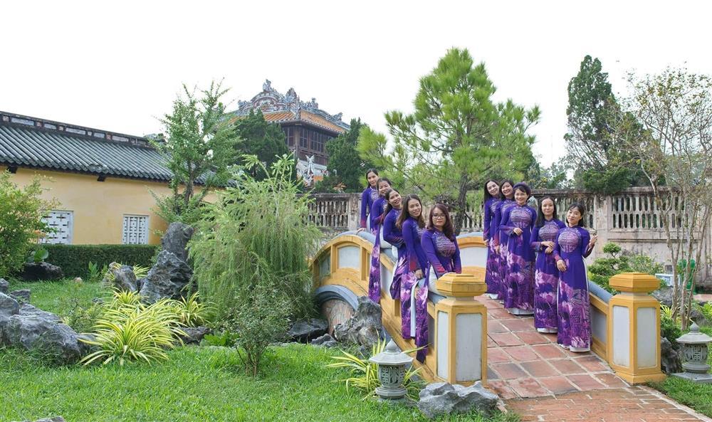 Du khách nữ mặc áo dài tham quan di tích Huế được miễn phí vé-2