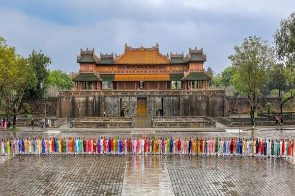 Trào lưu chụp ảnh áo dài, mặc hở hang, leo trèo ở di tích: Người đẹp làm xấu không gian đẹp-3