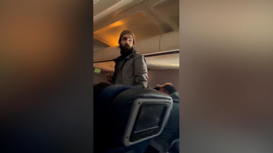 Hành khách đâm tiếp viên bằng thìa kim loại, đòi mở cửa thoát hiểm-1