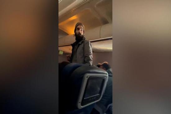 Hành khách đâm tiếp viên bằng thìa kim loại, đòi mở cửa thoát hiểm