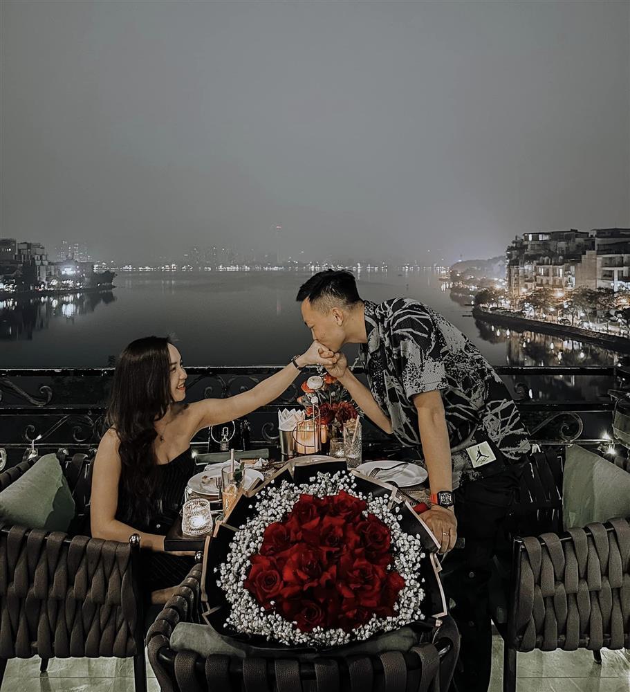 Màn cầu hôn đến muộn tại nhà hàng lãng mạn sát hồ Tây-4