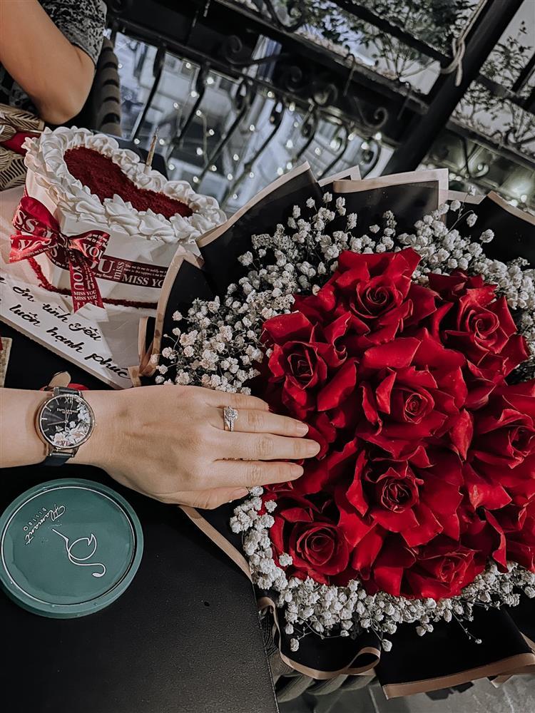 Màn cầu hôn đến muộn tại nhà hàng lãng mạn sát hồ Tây-7