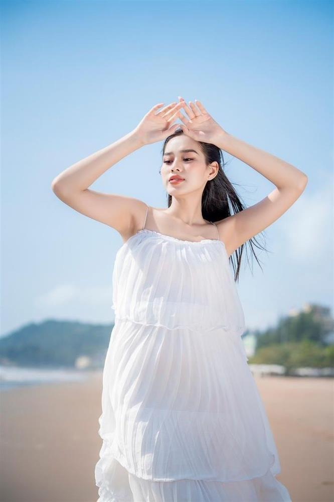 Hoa hậu Ngọc Châu diện lại váy final walk của đàn em Đỗ Thị Hà