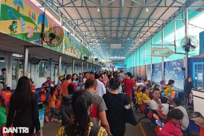 Bệnh viện thứ 3 có phụ huynh tìm con cấp cứu: 2 người mất 100 triệu-2