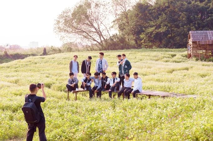 Khách đổ xô chụp ảnh cánh đồng tam giác mạch trái mùa ở Hà Nội-6