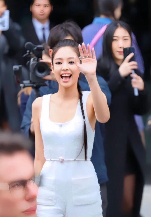 Jennie BLACKPINK mặc tối giản ở show Chanel, khí chất bất chấp mặt bị thương-2