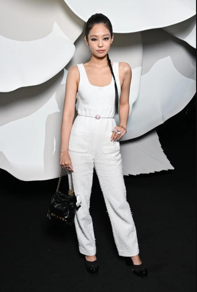 Jennie BLACKPINK mặc tối giản ở show Chanel, khí chất bất chấp mặt bị thương-3