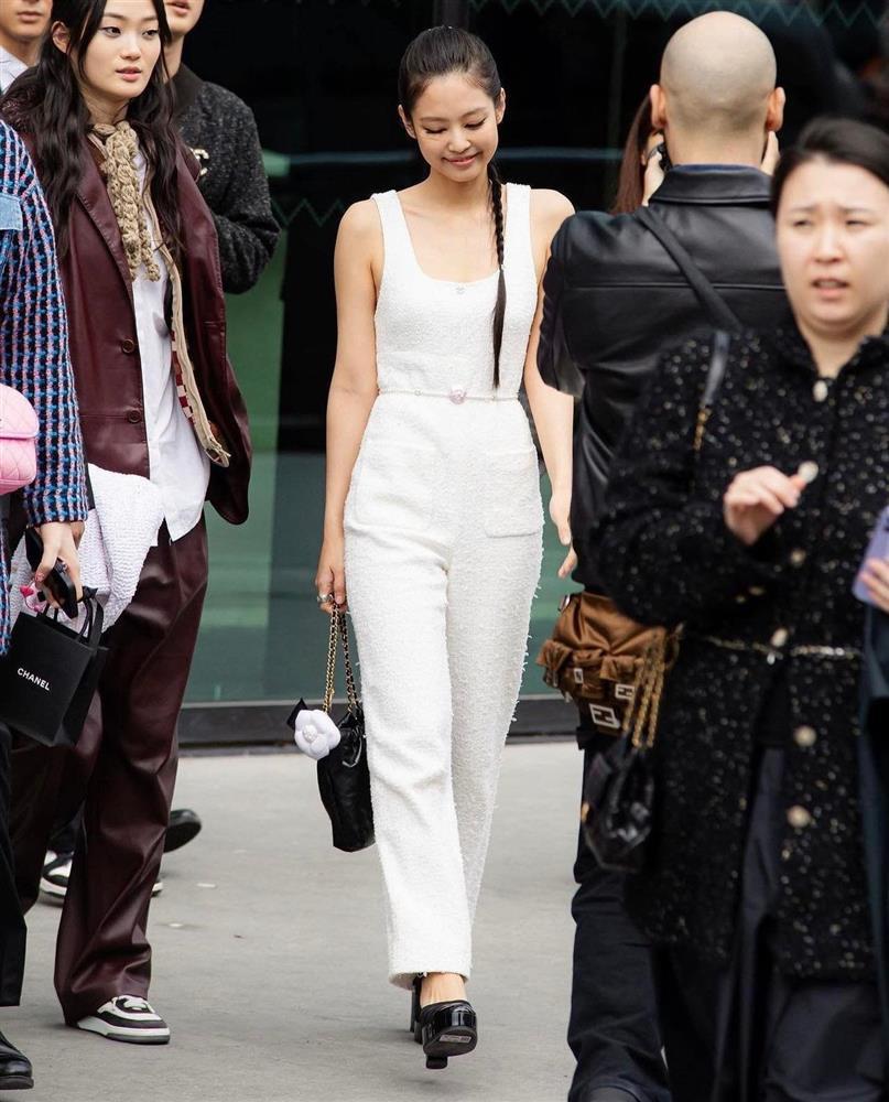 Jennie BLACKPINK mặc tối giản ở show Chanel, khí chất bất chấp mặt bị thương-4