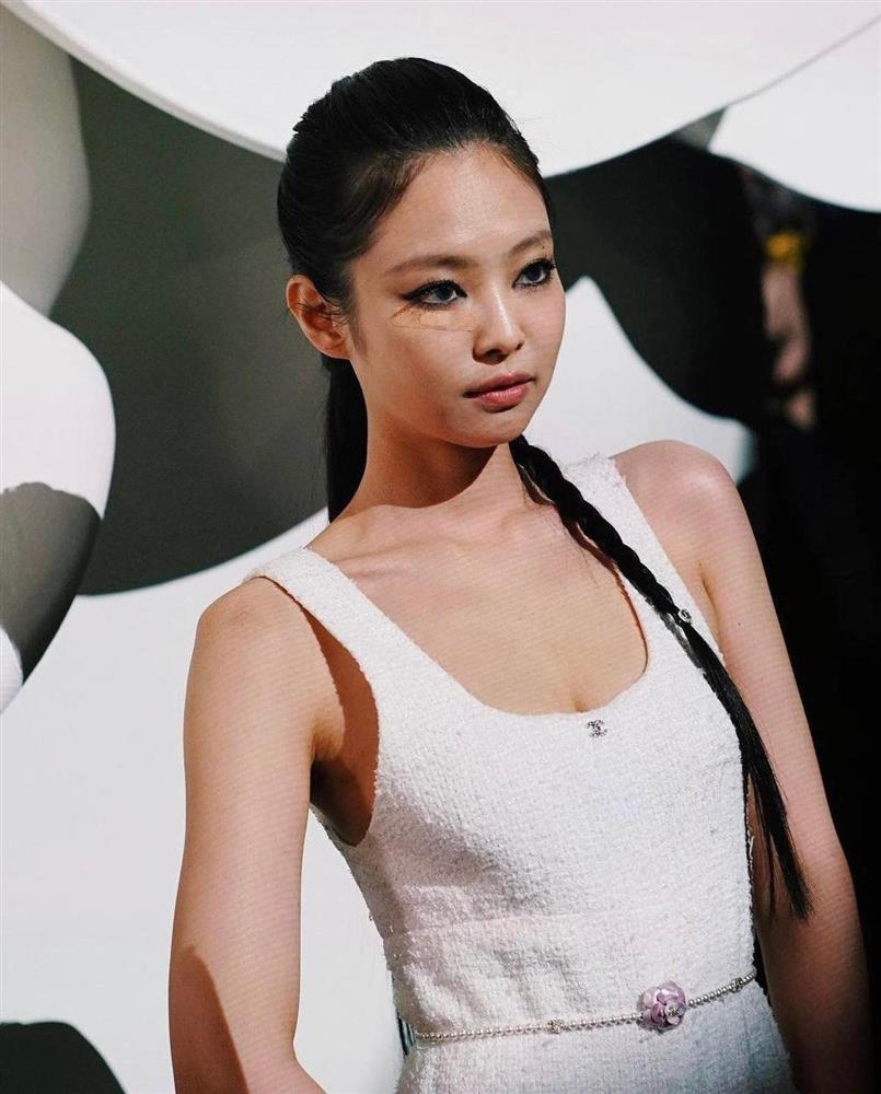 Jennie BLACKPINK mặc tối giản ở show Chanel, khí chất bất chấp mặt bị thương-7