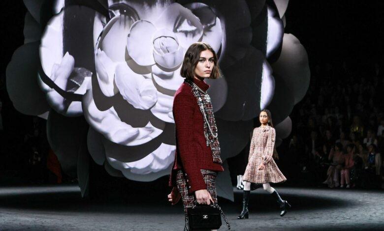 Jennie BLACKPINK mặc tối giản ở show Chanel, khí chất bất chấp mặt bị thương-8