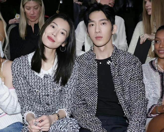 Siêu mẫu châu Á đầu tiên diễn cho Victorias Secret công khai tình cảm-1