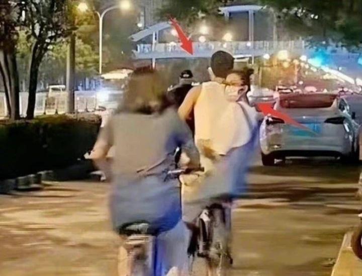 Siêu mẫu châu Á đầu tiên diễn cho Victorias Secret công khai tình cảm-2