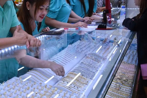 Giá vàng hôm nay 8/3: Bốc hơi dữ dội-1