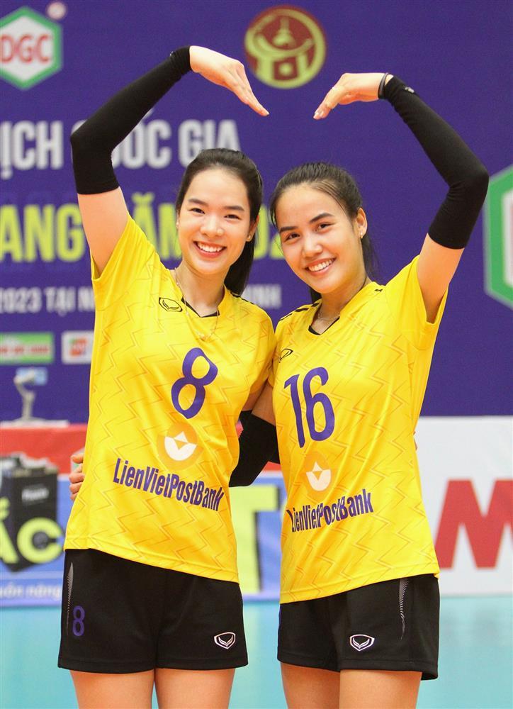 Vẻ đẹp vạn người mê của 2 chân dài bóng chuyền Việt Nam-12