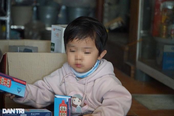 Vụ bé gái bị xịt hơi cay: Đề nghị giám định lại thương tích-1