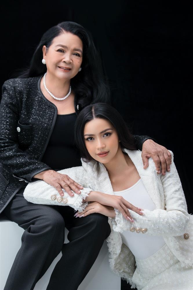 Hoa hậu Ngọc Châu khoe ảnh chụp cùng mẹ nhân ngày 8/3-2