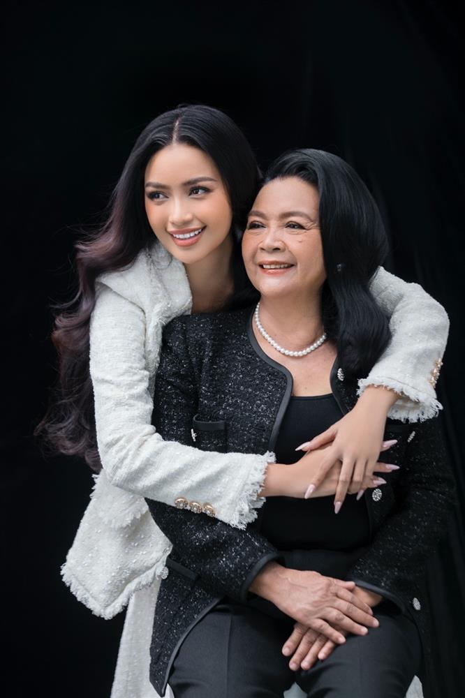 Hoa hậu Ngọc Châu khoe ảnh chụp cùng mẹ nhân ngày 8/3-4
