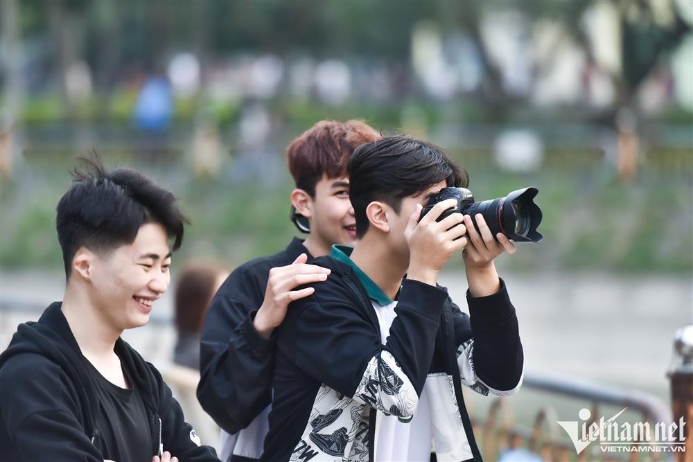 Hoa ban phủ tím góc công viên Hà Nội, cảnh đẹp ngỡ ngàng như trời Âu-9