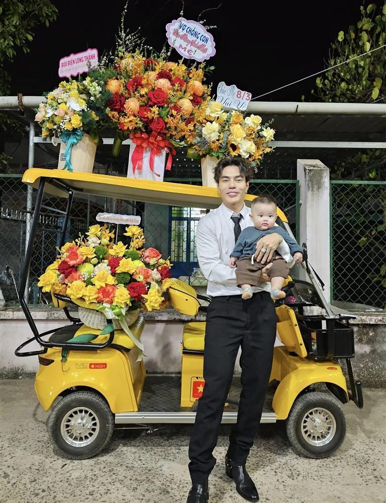 Lê Dương bảo Lâm chuẩn bị cả xe hoa cho gia đình ngày 8/3-3