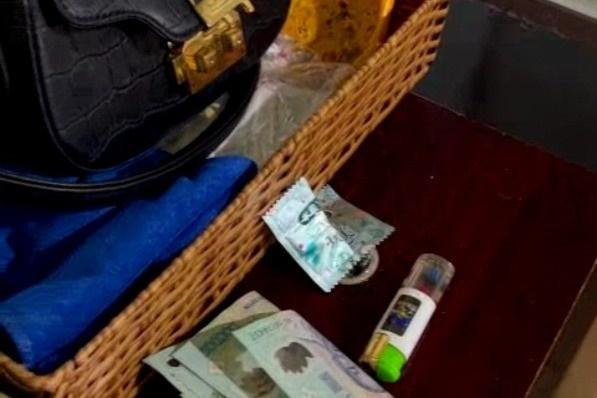 Bắt quả tang 7 cô gái đang bán dâm và kích dục cho khách-2