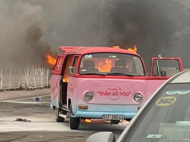 Ô tô bốc cháy ngùn ngụt trước quảng trường sân Mỹ Đình-1