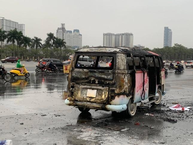 Ô tô bốc cháy ngùn ngụt trước quảng trường sân Mỹ Đình-2